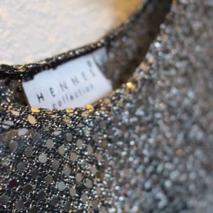  - Festlig topp från Hennes! Frakt på 63kr tillkommer, spårbart och levereras till ditt närmsta postombud. Meddela för frågor/fler bilder💘