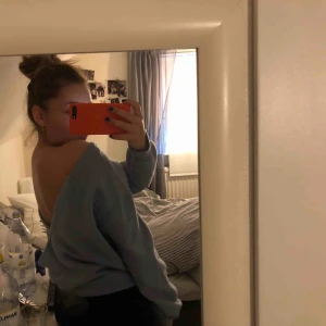  - Himmelsblå stickad tröja från NAKD i storlek S, väldigt sparsamt använd. Köparen står för frakt 