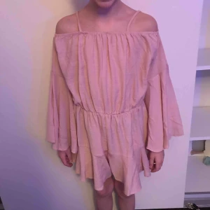  - Jättefin jumpsuit från shein, den är i storlek 152 men skulle säga s-m den är väldigt stor i storleken.  Köparen står för frakt.