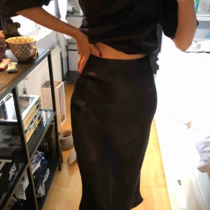  - Favoritkjol som är så fin, aldrig använd så i helt perfekt skick 🖤 köpare står för frakten 