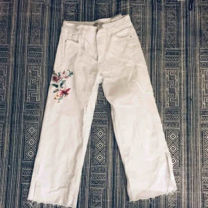  - Vita jeans, premium crafted. Strl 34, vida