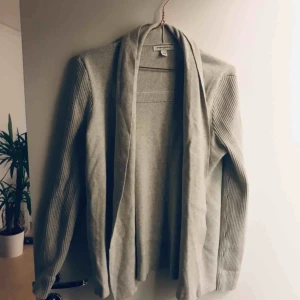  - Beige kofta från Banana Republic. Knappt använd.