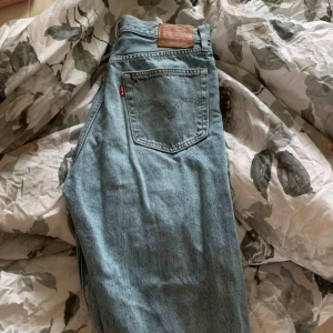  - Säljer mina Levis jeans , nyinköpta men har blivit lite försmå. Använda 3 -4 ggr. Jag står för frakten! Lite lösa precis ner till vaderna men tajt passform låren & upp. 
