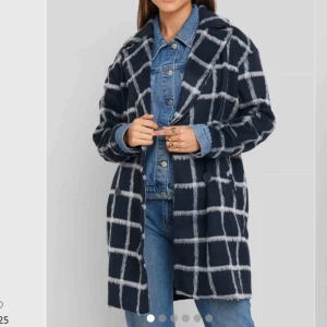  - Säljer min nästan helt nya kappa från nakd. Den är slutsåld på hemsidan. Marinblå med vita rutor, skitsnygg till både hösten, vintern och våren. Nypris 699kr och den är använd ca 5 ggr. Frakt ingår inte i priset