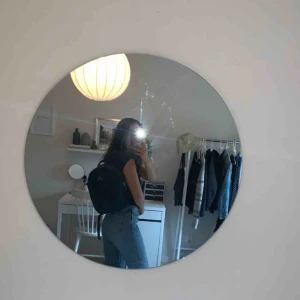  - Mini Adidas ryggsäck i mörkblått. Har endast använts några gånger och är i fint skick. Köpt på Adidas i Sthlm för 249kr. Frakten kostar 30kr och ingår inte i priset. 