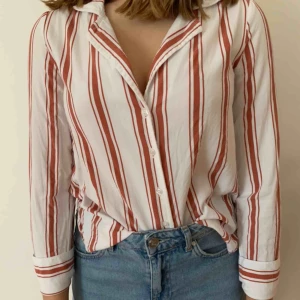  - En så fin randig skjorta från BikBok i storlek Xs. Använd vid ett fåtal tillfällen och säljes på grund av att den inte kommer till användning. Köparen står för frakten men kan mötas upp i Helsingborg