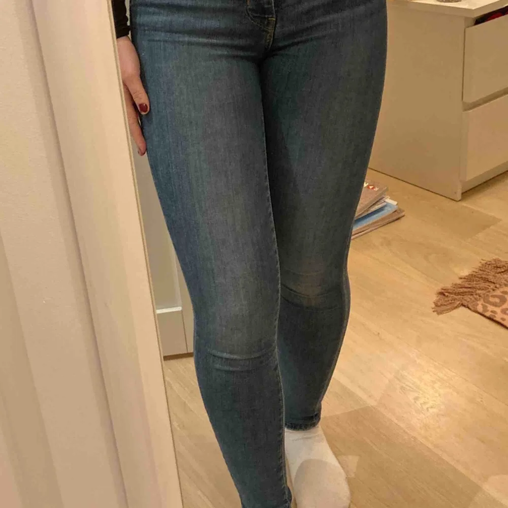 Säljer ett par så snygga Levis jeans i modellen ”high Rise skinny”. De har en superfin lite mörkare blå färg och är väldigt sköna. Har bara använt de 3-5 gånger.  💙. Jeans & Byxor.