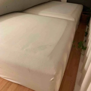  - Säljer två stycken 90cm sängar i begagnat skick med ett par fläckar. Bäddmadrass ingår (180cm) så att det blir som en dubbelsäng. Det finns inga ben då sängen stått på ett loft.  Bortskänkes mot avhämtning i Vasastan. 