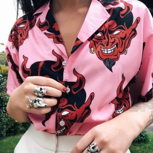  - Skjorta i fint skick med motiv. Storlek M men passar även om du har storlek S. Frakt ingår ej tillkommer på ungefär 50kr.