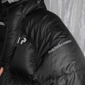  - Vinter/höst jacka från Peak Performance i ny skick i princip. Köpt förra året använd kanske 5-6 gånger sen dess. Storlek XS, inga slitningar eller hål, passar även S beroende på hur man vill att den ska sitta.