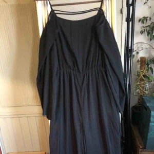  - Jumpsuit svart, lite öppen i ryggen, strl 40, lapp kvar, 100kr