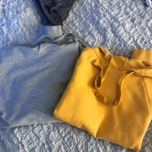 hoodiee - den gula ifrån Gina tricot storlek XXS men passar upp till S, gråa ifrån lager 157 storlek M sitter oversize på mig som brukar ha XS-S 150 för båda eller 85 styck 
