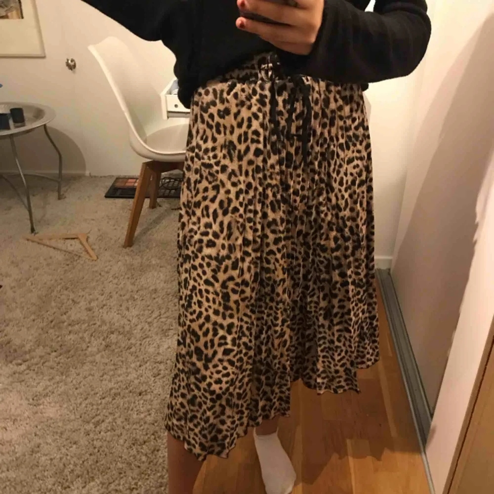 Super fin plisserad kjol i XS med leopardmönster. Kjolen är i jätte bra skick och kommer från zara.💕💕. Kjolar.