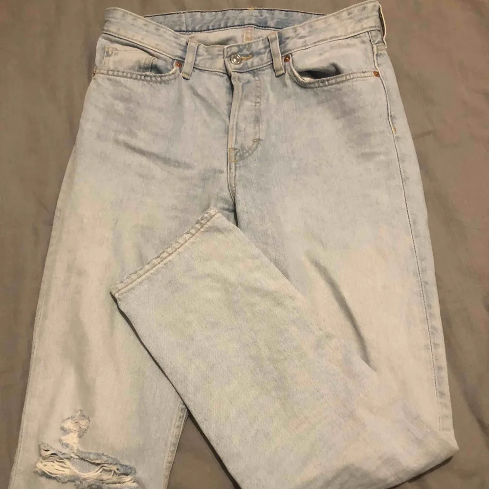 snygga ljusa jeans med två snygga hål på knäna. säljer pågrund av att jag köpte en storlek för stora. nästan aldrig använda. Jeans & Byxor.