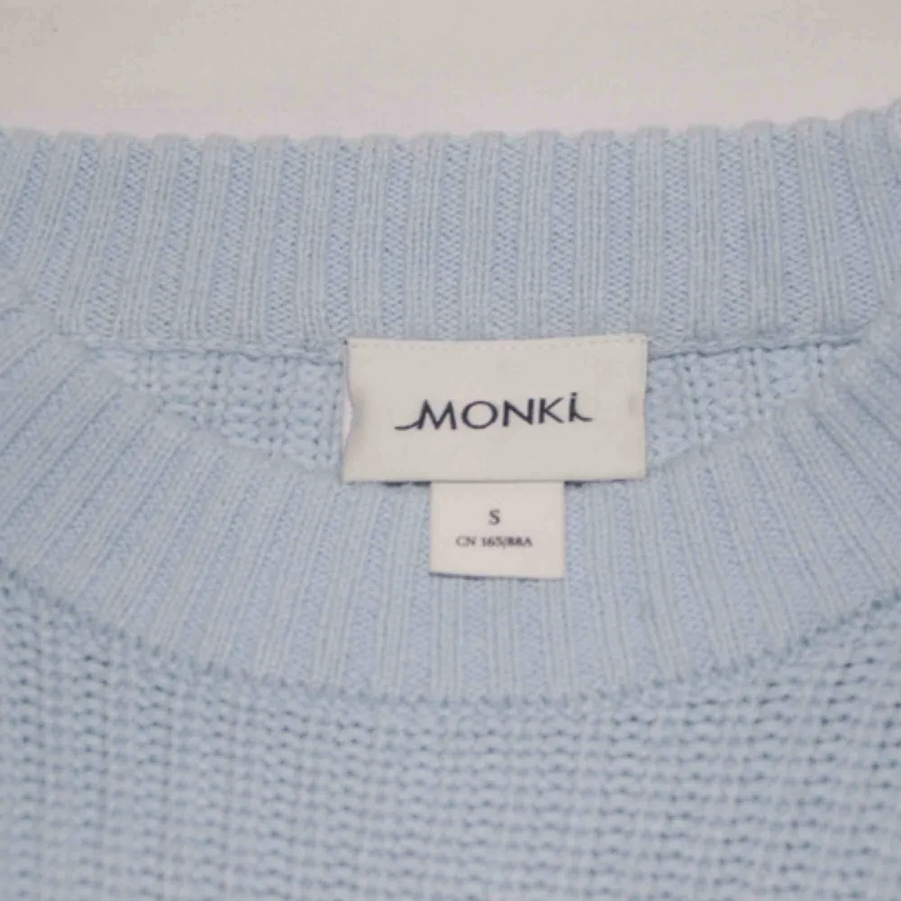 Ljusblå stickad tröja från monki. Använd ett fåtal gånger.  Frakt tillkommer💌. Stickat.