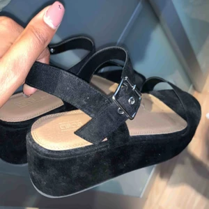  - Sandaler med platå från ASOS, aldrig använda. Köpta förra året men passade tycärr inte i passformen. 