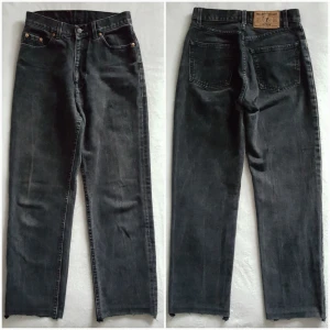  - Vintage svarta mom jeans, avklippta nedtill. Storlek w29 men tycker de känns lite mindre, mer som ca 27/28.