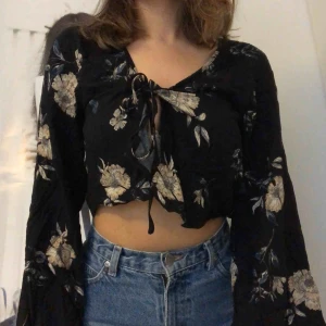  - Blus med vida ärmar från Pull&Bear 🌼 Går också att ha den uppknuten! Knappt använd 🌸