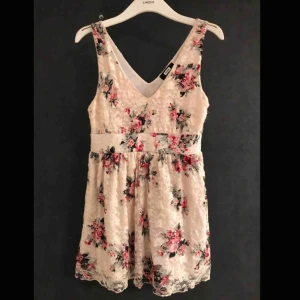  - Blommig tunika/toppfrån Bik Bok. Använd fåtal gånger, nyskick. 