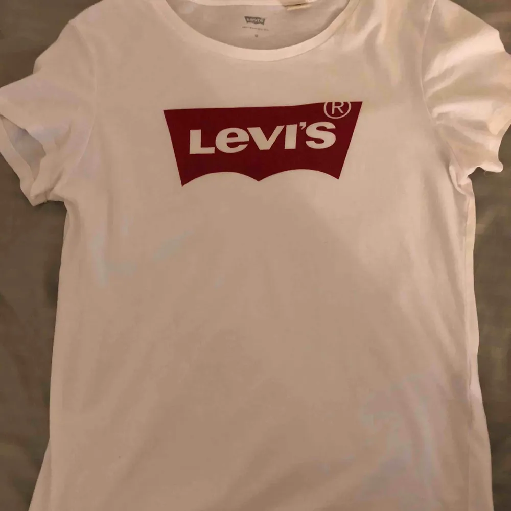 Levis T-shirt Basic vit levis tröja Använd såklart men ser ut som ny . T-shirts.