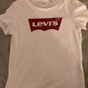 Levis T-shirt Basic vit levis tröja Använd såklart men ser ut som ny 