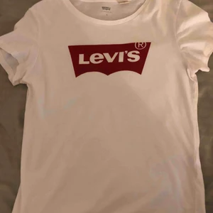  - Levis T-shirt Basic vit levis tröja Använd såklart men ser ut som ny 
