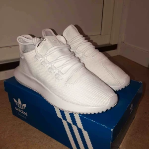  - Oanvända. Fick som present, skitsnygga men inte min typ av sneakers. 