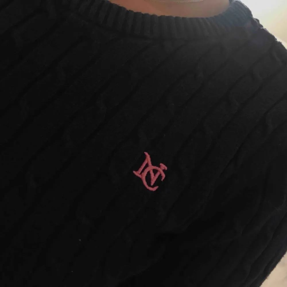 Mörkblå kabelstickad tröja från ginatricot med rosa ”nc” märke Storlek xs  Frakt tillkommer  . Tröjor & Koftor.