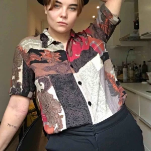  - skjora i siden/satin-material, väldigt snygg!! använder aldrig dock:(