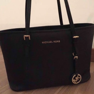  - Använt en säsong. Relativ ny! Nypris 2100kr, säljer för 280kr väldigt bra kap! 