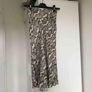  - Supersnygg ormskinnsmönstrad kjol från h&m! Använd 2 gånger, så i fint skick! Går nedanför knäna, alltså midilängd❤️❤️Passar xs-m beroende på hur man vill att den ska sitta. Frakt ingår!!🥰😘🤭🥵