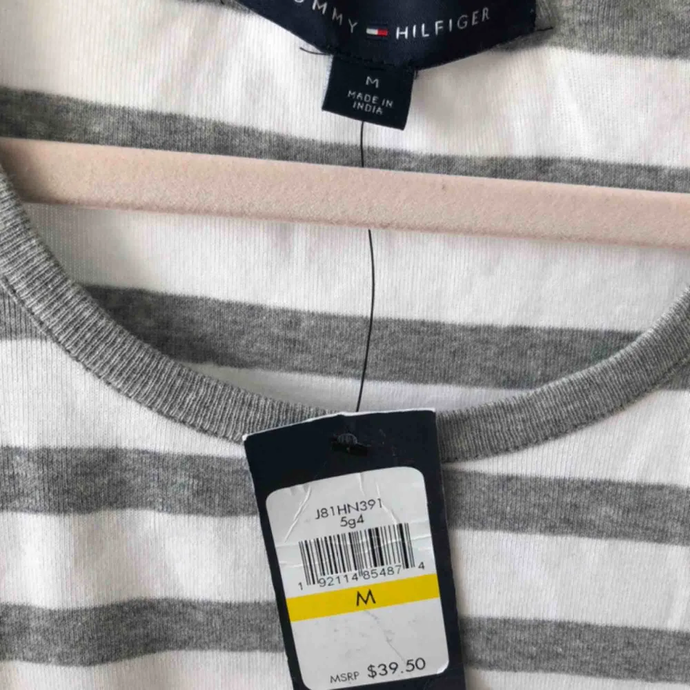 Helt nya Tommy Hilfiger tröja köpt från macys i USA under sommaren men gömdes i garderoben, ordinariepris: 420kr   Kan fraktas (36kr) eller mötas i Malmö . T-shirts.