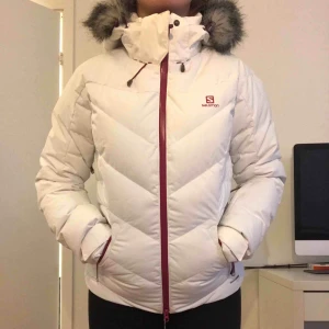 - Salomon skidjacka, endast använd fåtal gånger. Inga fläckar, som ny!! Nypris 3899kr mitt pris 2000kr. 