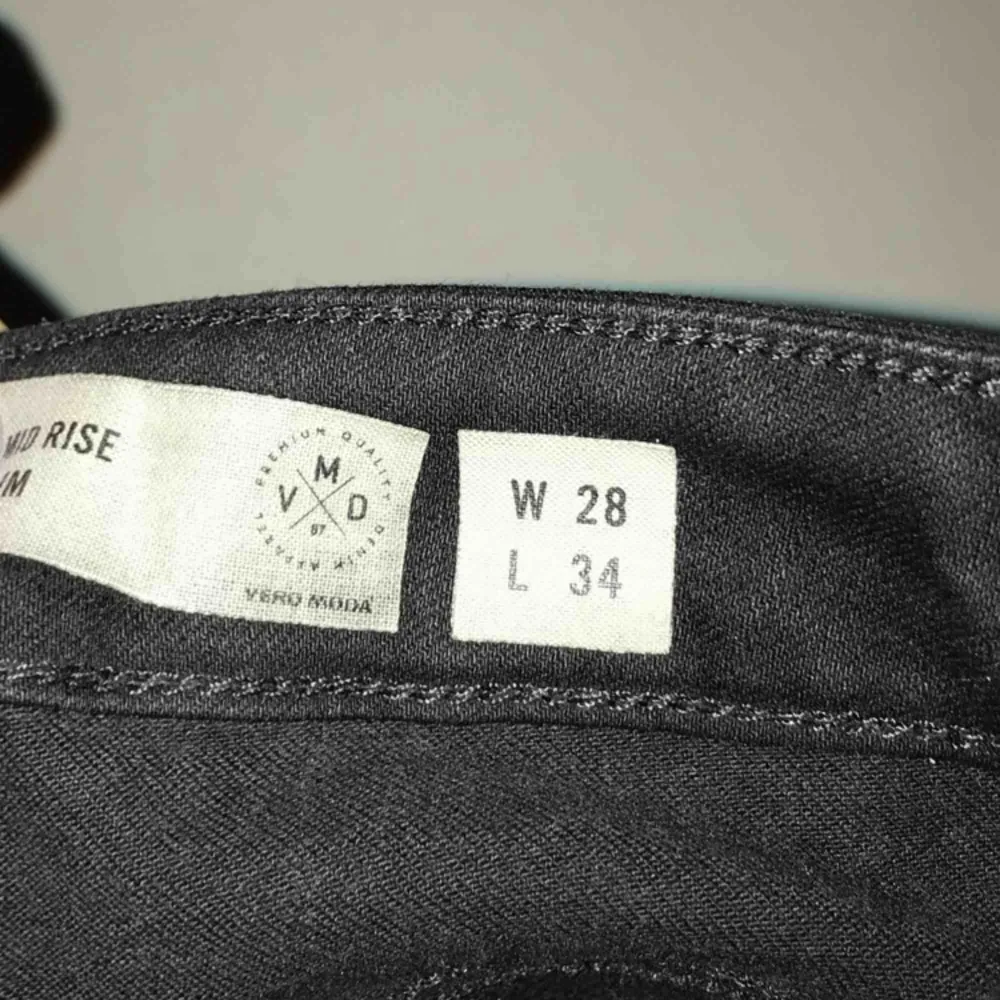 Svarta bootcut Jeans köpta på Vero Moda, bara använda ett fåtal gånger✨Jag är en S/36 och är 175cm lång Frakt: 50kr . Jeans & Byxor.