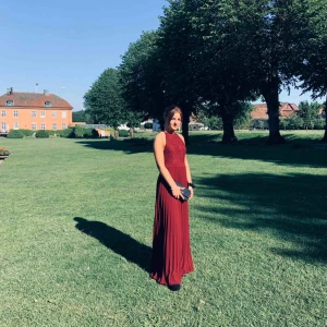 Balklänning  - Balklänning i vinröd färg. Spets på överdelen, dragkedja och knyte där bak vilket gör att man kan man kan vara större än XS då man kan välja hur man vill ha den. Den är uppsydd till mig som är 165cm lång (med klackar) Kan gå ner i pris