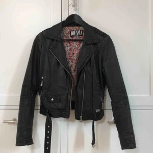  - JOFAMA BY KENZA skinnjacka. Bra skick, ej sliten.  Kan mötas upp eller frakta, frakt tillkommer!🧡