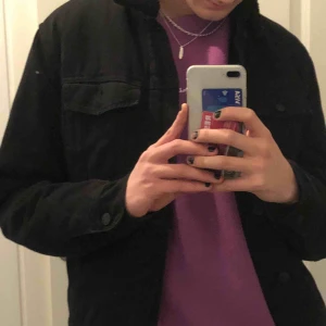  - Super mysig, fodrat och snygg jeansjacka! Går att ha på vinterhalvåret med en tjocktröja under. Utmärkt skick! Köpare står för frakt ❤️.