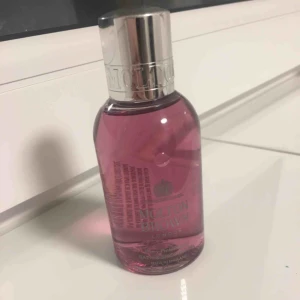 - Oanvänd Molton Brown shower gel. Frakt ingår i priset.
