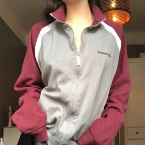  - Fet tröja som jag köpt second hand men aldrig kommit till användning av mig. Den är strlk L men jag har S och sitter oversize på mig. 