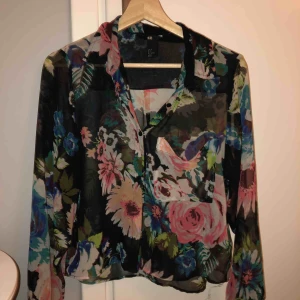  - Tunn blus från h&m i fint skick. Mönstrad med färgglada blommor. Passar jättefint med ett par jeans!