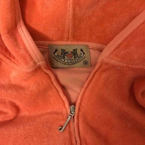  - Rosa Juicy couture tröja i frotté. Är en ljusare nyans i verkligheten. Obs inga tryck på denna tröja varken fram eller bak