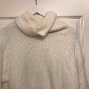  - Vitt stickad polotröja från H&M, lurvig och superskönt nu i vinter 