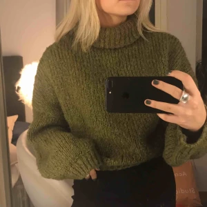  - Oliv grön stickad tröja med polo krage ifrån chiqulle. Köpt för 500kr I väldigt bra skick