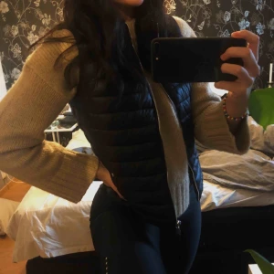  - Vadderad väst från MANGO, köpt för 350kr och säljs för att det inte kommit till användning, frakt tillkommer🤗