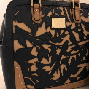  - Aldrig använda!!finns i svart och blå! I den blåa finns det en väska och i den svarta färgen finns det två!köparen står för frakt