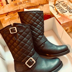  - Skor från märket ”URBAN PROJECT”, mycket fint skick!! Har inte ens hunnit gå in dem då de var fel i storlek för mig. Använda en gång en kort stund. Säljer för mindre än halva priset!