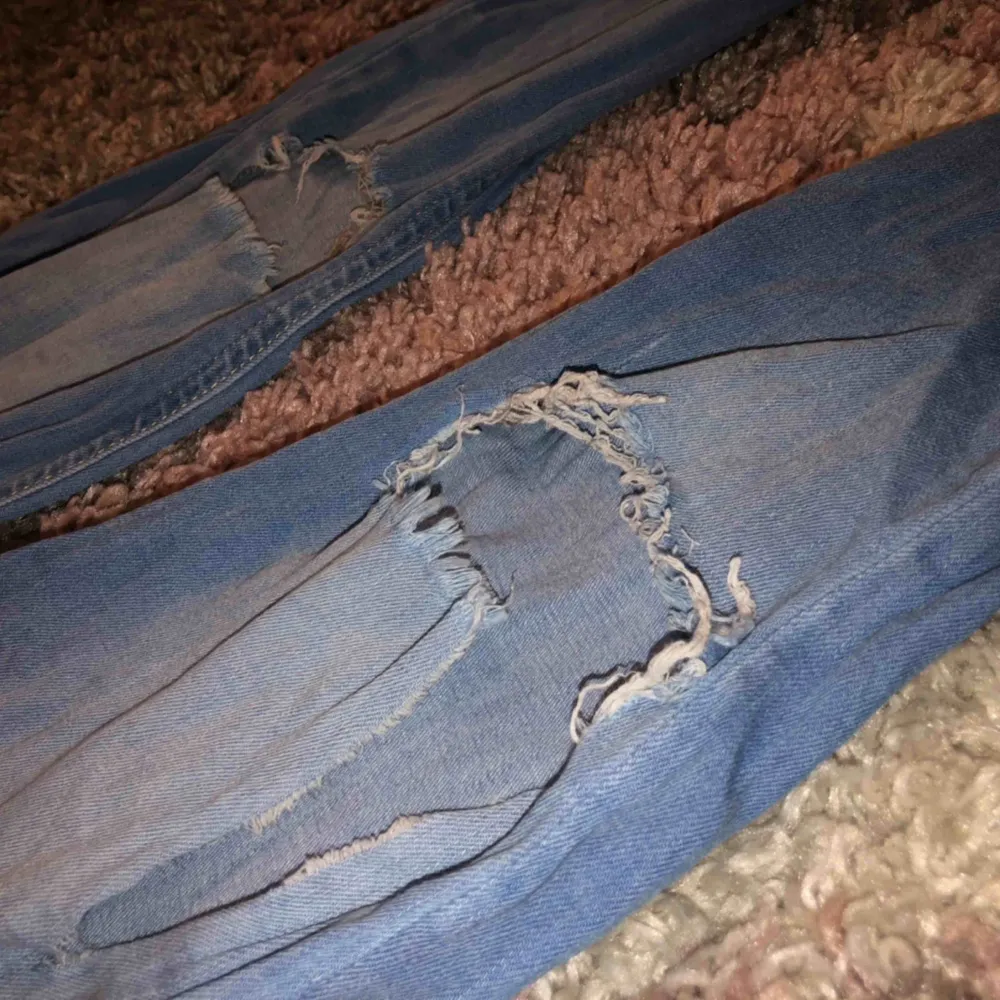 Snygga blå jeans med en del slitningar på ( plagget ska se ut så) skit snygga enligt mig men tyvärr för små. Jeans & Byxor.
