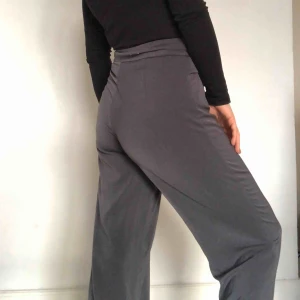  - De klassiska (och ursnygga) bikbok-byxorna i grått !!! Sitter som en smäck på mig som är 157 cm och vanligtvis har strl 36 :)) 💘 originalpris var runt 300 kr om jag inte minns helt fel 🤪❤️ frakt går för runt 60 kr