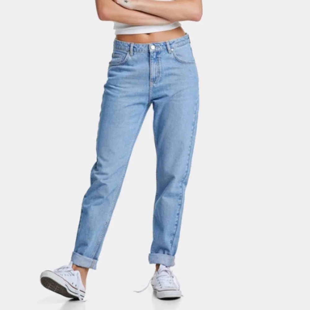 Mom-jeans från bikbok. Använda flitigt men bra skick. Avklippta längst ner. . Jeans & Byxor.