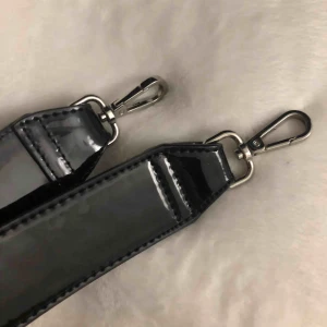  - Superfint svart lackat bagstrap🦋 säljer då de ej kommer till användning✨ det är ca 5 cm brett⚡️